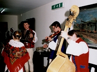 Występ kapeli góralskiej uświetniający otwarcie nowego biurowca METALPOLU. Maj 2000 r.
