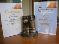 Przekazanie certyfikatu "Europrodukt" Polskiego Towarzystwa Handlowego dla METALPOLU za zasuwę klinową kołnierzową żeliwną. Czerwiec 2005 r.