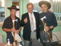 Ekipa belgijska przekazuje klucz do nowozałożonej linii produkcyjnej BMD. Od lewej: Alphonse Lowies, Marek Podgrodzki, Alain Froidmont. 25 kwietnia 2007 r.