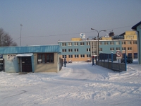Grudzień 2000 roku. Dawny budynek Łaźni i Szatni FAiO jż jako siedziba Metalpolu. Widok od strony nowej bramy głównej.